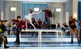 Legen eine flotte Sohle aufs Parkett: die Streetdancer-Truppe "The Mob" mit Sean (Ryan Guzman, 2.v.r.) und Emily (Kathryn McCormick, 3.v.r.) ...