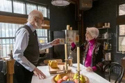 Miles Akman (James Cromwell) und Bernadette Stabler (Ellen Burstyn). Miles Akman (James Cromwell) und Bernadette Stabler (Ellen Burstyn).