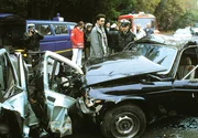 Spurensicherer Samulowski (Tim Owe Georgi, li.) und Kommissar Jochen Seyfert (Matthias Freihof) am Unfallort. Spurensicherer Samulowski (Tim Owe Georgi, li.) und Kommissar Jochen Seyfert (Matthias Freihof) am Unfallort.