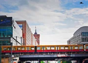 Die S-Bahn in Berlin tr&auml;gt noch immer ihre traditionelle gelb-rote Fahne. Ihr Streckennetz umfasst 331,5 Kilometer Gleisnetz.