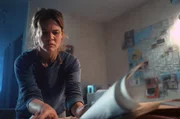 Mathilde (Marie Denarnaud) findet nach langer Suche endlich Carrels Recherche zu den Serienmorden aus den 70ern.