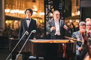 Neben dem gro&szlig;artigen Orchester waren der Pianist Hayato Sumino (li.) und der Dirigent Riccardo Chailly (2.v.l.) die Hauptprotagonisten des Abends.