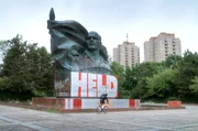 Gestern und heute: Ernst-Th&auml;lmann-Denkmal in Ost-Berlin