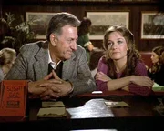 Quincy (Jack Klugman) kümmert sich auch in der Freizeit um die traumatisierte Krankenschwester Rachel (Karen Austin). Quincy (Jack Klugman) kümmert sich auch in der Freizeit um die traumatisierte Krankenschwester Rachel (Karen Austin).