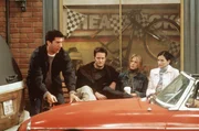 Ross (David Schwimmer, l.) kaufte sich zum Dreißigsten einen schicken Sportwagen, mit dem er allerdings nicht fahren konnte, weil er ständig zugeparkt wurde. Chandler (Matthew Perry, 2.v.l.), Rachel (Jennifer Aniston, 2.v.r.) und Monica (Courteney Cox, r.) leisteten ihm Gesellschaft. Ross (David Schwimmer, l.) kaufte sich zum Dreißigsten einen schicken Sportwagen, mit dem er allerdings nicht fahren konnte, weil er ständig zugeparkt wurde. Chandler (Matthew Perry, 2.v.l.), Rachel (Jennifer Aniston, 2.v.r.) und Monica (Courteney Cox, r.) leisteten ihm Gesellschaft.