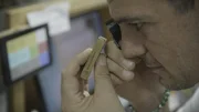 Ein Mann prüft die Qualität von Gold. Ein Mann prüft die Qualität von Gold.