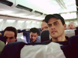 Die Passagiere (v.l.n.r.) Louis Nacke (Corey Johnson), Todd Beamer (David Alan Basche), Thomas E. Burnett jr.(Christian Clemenson) und Mark Bingham (Cheyenne Jackson) wollen etwas unternehmen.