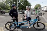 Tandemfahrt: Mauro Tuena SVP/ZH unterwegs mit Yvonne Herensperger von Pro Velo