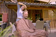 Max Mayr-Melnhof beim Haareschneiden
