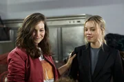 Laura Santos (Mina Tander, l.) gibt Aga Karimova (Lea Zoë Voss, r.) als neuer Chefbutlerin Ratschläge, wie sie sich gegenüber der Prinzessin von Spanien zu verhalten hat. Laura Santos (Mina Tander, l.) gibt Aga Karimova (Lea Zoë Voss, r.) als neuer Chefbutlerin Ratschläge, wie sie sich gegenüber der Prinzessin von Spanien zu verhalten hat.