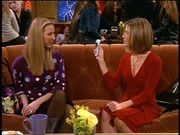 Rachel (Jennifer Aniston, r.) und Phoebe (Lisa Kudrow, l.) sitzen im Café einem gut aussehenden Typen gegenüber. Als er beim Verlassen des Lokals sein Handy liegen lässt, nehmen sie es mit und streiten darüber, wer es ihm zurückgeben darf. Titel: Friends Rachel (Jennifer Aniston, r.) und Phoebe (Lisa Kudrow, l.) sitzen im Café einem gut aussehenden Typen gegenüber. Als er beim Verlassen des Lokals sein Handy liegen lässt, nehmen sie es mit und streiten darüber, wer es ihm zurückgeben darf. Titel: Friends