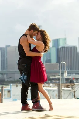 Noch ist ihre Welt eine heile, doch nicht mehr lange: Sean (Ryan Guzman, l.) und Emily (Kathryn McCormick, r.) ...