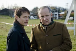 Niemand ahnt, dass der B&uuml;rgermeister Heinz Munzinger (Axel Milberg, r.) und der Bauunternehmer Thomas Hellstern (Roman Knižka, l.) ein rein pers&ouml;nliches Interesse am Bau des geplanten Wellness-Centers haben ...; Niemand ahnt, dass der B&uuml;rgermeister Heinz Munzinger (Axel Milberg, r.) und der Bauunternehmer Thomas Hellstern (Roman Kni