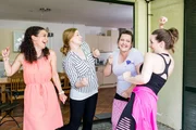 Kaya (Shirin Soraya, l.), Tina (Franziska Arndt) und Heike (Katrin Höft, r.) machen eine Sportparty für Nadine (Sarah Victoria Schalow). Kaya (Shirin Soraya, l.), Tina (Franziska Arndt) und Heike (Katrin Höft, r.) machen eine Sportparty für Nadine (Sarah Victoria Schalow).