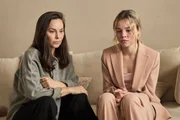 Laura (Mina Tander, l.) hat Mitgefühl mit dem Zimmermädchen Aga (Lea Zoë Voss, r.), die Angst hat, ihren Job zu verlieren, nachdem die spanische Prinzessin sie für ihre Pläne eingespannt hat. Laura (Mina Tander, l.) hat Mitgefühl mit dem Zimmermädchen Aga (Lea Zoë Voss, r.), die Angst hat, ihren Job zu verlieren, nachdem die spanische Prinzessin sie für ihre Pläne eingespannt hat.
