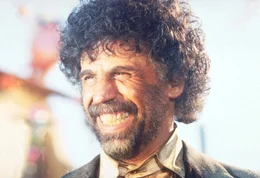Der hinterh&auml;ltige El Guapo (Alfonso Arau) hat gut lachen: Die drei Amigos, die die Dorfbewohner von Santa Poco zu Hilfe gerufen haben, sind &auml;ngstliche Waschlappen ...