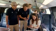 v.li.: Pascal Kitzmüller und Karl Löwenherz bei der Ticketkontrolle in der Westbahn v.li.: Pascal Kitzmüller und Karl Löwenherz bei der Ticketkontrolle in der Westbahn