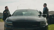 v.li.: Detective Miles Guirreri und Detective Matt Riffle steigen in ihr Auto.