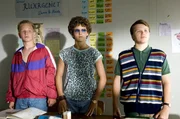 Rückblende in die frühen 80er Jahre, als (v.li.) Harry (Nico Koch), Atze (Stefan Jakob Dressler) und Viktor (Nicolas Moritz Laube) die Schulbank bei Lehrer Plischke drückten. Rückblende in die frühen 80er Jahre, als (v.li.) Harry (Nico Koch), Atze (Stefan Jakob Dressler) und Viktor (Nicolas Moritz Laube) die Schulbank bei Lehrer Plischke drückten.