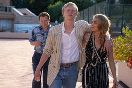 Boris Becker (Bruno Alexander), Fabienne (Jeanne Goursaud) und G&uuml;nther Bosch (Samuel Finzi, l.) +++ Die Verwendung des sendungsbezogenen Materials ist nur mit dem Hinweis und Verlinkung auf RTL+ gestattet. +++