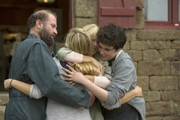 Ein ganz starkes Team: Die B&eacute;liers verabschieden Tochter Paula, die nach Paris gehen wird. Rodolphe (Fran&ccedil;ois Damiens), Gigi (Karin Viard) und Quentin (Luca Gelberg) umarmen alle gleichzeitig Paula (Louane Emera).
