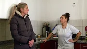 Mel (li.) ist gekommen, um Ela beim Aussortieren zu helfen Mel (li.) ist gekommen, um Ela beim Aussortieren zu helfen
