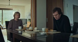 Beim gemeinsamen Kuchenessen treten bei Lissy Lunies (Corinna Harfouch) und Tom Lunies (Lars Eidinger) bittere Wahrheiten zutage.