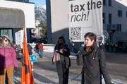 Aktivistin Marlene Engelhorn (re.) beim Weltwirtschaftsforum in Davos: Sie fordert, dass große Vermögen stärker besteuert werden. Aktivistin Marlene Engelhorn (re.) beim Weltwirtschaftsforum in Davos: Sie fordert, dass große Vermögen stärker besteuert werden.