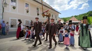 In Weitensfeld in Kärnten erzählt das traditionsreiche Kranzelreiten von einer lokalen Legende aus dem 16. Jahrhundert. Der festliche Wettkampf, an dem zahlreiche Vereine und die Bevölkerung beteiligt sind, zählt bis heute zu den wichtigsten gemeinschaftlichen Ereignissen der Region. In Weitensfeld in Kärnten erzählt das traditionsreiche Kranzelreiten von einer lokalen Legende aus dem 16. Jahrhundert. Der festliche Wettkampf, an dem zahlreiche Vereine und die Bevölkerung beteiligt sind, zählt bis heute zu den wichtigsten gemeinschaftlichen Ereignissen der Region.
