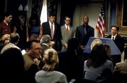 Mike (Michael J. Fox, r.) k&uuml;ndigt seinen R&uuml;cktritt an. Die Presse und vor allem seine Kollegen (v.h. l.n.r.) James (Alexander Gabberman), Nikki (Connie Britton), Janelle (Victoria Dillard), Paul (Richard Kind), Stuart (Alan Ruck) und Carter (Michael Boatman) sind zu tiefst getroffen.