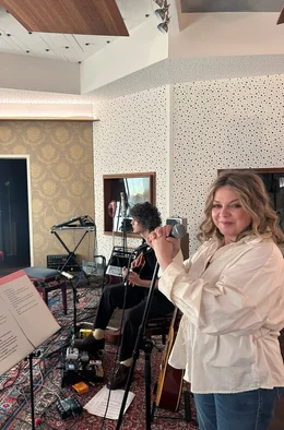 Annett Louisan am Mikrofon in den Clouds Hill Studio Hamburg