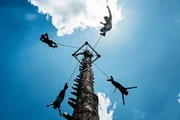 Kinder lernen in Papantla, Mexiko, bei w&ouml;chentlichen kostenlosen Kursen das Fliegen als Voladores. In indigenen Gemeinschaften Mexikos wird das Voladores-Ritual von Generation zu Generation weitergegeben. Die Beteiligten bem&uuml;hen sich um rechtlichen Schutz des Rituals und gegen die Aneignung des Bildes der Voladores.