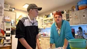 Bei Carmen steht Plätzchenbacken auf dem Programm. Sohn Lars hilft eher widerwillig. Bei Carmen steht Plätzchenbacken auf dem Programm. Sohn Lars hilft eher widerwillig.