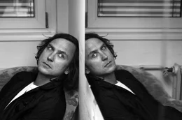 Der deutsche Film- und Theaterschauspieler Lars Eidinger begeistert das Publikum durch seine Improvisationslust und seine k&ouml;rperliche, oft geheimnisvolle Spielweise.