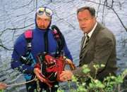 Die Polizei hat einen toten Jungen im Wasser gefunden. Kriminalhauptkommissar Stefan Kehler (Wolfgang Bathke, re.) spricht mit einem Taucher (Komparse) über die Beweissicherung. Die Polizei hat einen toten Jungen im Wasser gefunden. Kriminalhauptkommissar Stefan Kehler (Wolfgang Bathke, re.) spricht mit einem Taucher (Komparse) über die Beweissicherung.