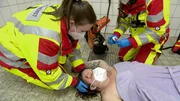Die Mitarbeiterin eines Entsorgungsbetriebs wird verletzt in der Dusche gefunden.