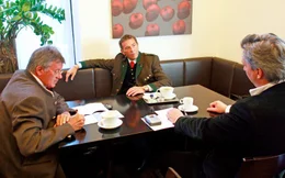 J&ouml;rg Haider (m.) beim Interview.