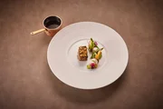 Thail&auml;ndisches Wagyu-Rindfleisch, Erdn&uuml;sse, Gurke, Currygericht, gesehen in der K&uuml;che des Restaurants Ikarus im Hangar-7