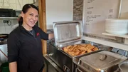 Nicole Dams betreibt den Imbiss „Die alte Tanke“ in Brandenburg. Donnerstags, am Schnitzeltag gibt es Mittagessen für kleines Geld. Nicole Dams betreibt den Imbiss „Die alte Tanke“ in Brandenburg. Donnerstags, am Schnitzeltag gibt es Mittagessen für kleines Geld.