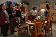 Frank (Thomas Werrlich, l.) und Hainer (Michael Specht, 2.v.l.) lösen einen heftigen Streit zwischen Jenni (Anna Mennicken, 2.v.r.) und ihren Eltern Mike (Mirco Reseg, M.) und Elke (Anne Brendler, r.) aus ... Frank (Thomas Werrlich, l.) und Hainer (Michael Specht, 2.v.l.) lösen einen heftigen Streit zwischen Jenni (Anna Mennicken, 2.v.r.) und ihren Eltern Mike (Mirco Reseg, M.) und Elke (Anne Brendler, r.) aus ...