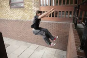Eine besondere Herausforderung bei Parkour ist der sogenannte Katzensprung, mit dem größere Distanzen überwunden werden und der Sportler auf einer vertikalen Wand landen kann. Um mehr Kraft und Weite aufzubringen, müssen die Arme während des Sprungs nach vorne geworfen werden. Eine besondere Herausforderung bei Parkour ist der sogenannte Katzensprung, mit dem größere Distanzen überwunden werden und der Sportler auf einer vertikalen Wand landen kann. Um mehr Kraft und Weite aufzubringen, müssen die Arme während des Sprungs nach vorne geworfen werden.