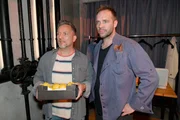 Michael „Michi“ (Lars Pape, l.) und Erik (Patrick Heinrich) beobachten, wie sich Ole ein Notbett baut. Michael scheint den perfekten Mitbewohner zu finden. Michael „Michi“ (Lars Pape, l.) und Erik (Patrick Heinrich) beobachten, wie sich Ole ein Notbett baut. Michael scheint den perfekten Mitbewohner zu finden.