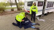 Autobahnpolizisten entdecken einen mit Folie umwickelten Wohnwagen und darin eine verletzte Frau. Ihr Zustand ist kritisch.