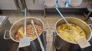 In Berlins Suppenküche des Franziskanerkloster stehen täglich die ganz großen Töpfe auf dem Herd. In Berlins Suppenküche des Franziskanerkloster stehen täglich die ganz großen Töpfe auf dem Herd.