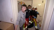 Au&szlig;erdem entdeckt ein junger Mann seine verletzte Mutter in seiner WG ...