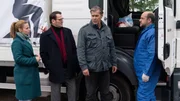 Der Lkw-Fahrer Stefan Buschke wurde erstochen auf einem Rastplatz neben seinem Fahrzeug gefunden. Am Tatort v.l.n.r. Nina (Julia E. Lenska), Lars (Ingo Naujoks), Finn (Sven Martinek), Strahl (Christoph Tomanek) Der Lkw-Fahrer Stefan Buschke wurde erstochen auf einem Rastplatz neben seinem Fahrzeug gefunden. Am Tatort v.l.n.r. Nina (Julia E. Lenska), Lars (Ingo Naujoks), Finn (Sven Martinek), Strahl (Christoph Tomanek)