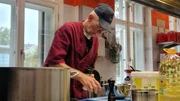 Eine warme Mahlzeit am Tag: Küchenchef Thomas Horstmann von der Suppenküche Franziskanerkloster versorgt täglich bis zu 200 Menschen. Eine warme Mahlzeit am Tag: Küchenchef Thomas Horstmann von der Suppenküche Franziskanerkloster versorgt täglich bis zu 200 Menschen.