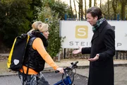 Nachdem Iva (Christina Klein) beinahe mit Christoph (Lars Korten) zusammengestoßen ist, regt sich Christoph darüber auf, dass Iva ohne Helm ihrer Tätigkeit als Fahrradkurier nachgeht. Nachdem Iva (Christina Klein) beinahe mit Christoph (Lars Korten) zusammengestoßen ist, regt sich Christoph darüber auf, dass Iva ohne Helm ihrer Tätigkeit als Fahrradkurier nachgeht.