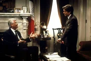 Ein Journalist gr&auml;bt einen Skandal im B&uuml;ro des B&uuml;rgermeisters (Barry Bostwick, l.) aus, und es bleibt nur eine M&ouml;glichkeit: Spin-Doctor Mike (Michael J. Fox, r.) muss entlassen werden.