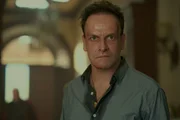 Oliver Connaught (Jonny Lee Miller)